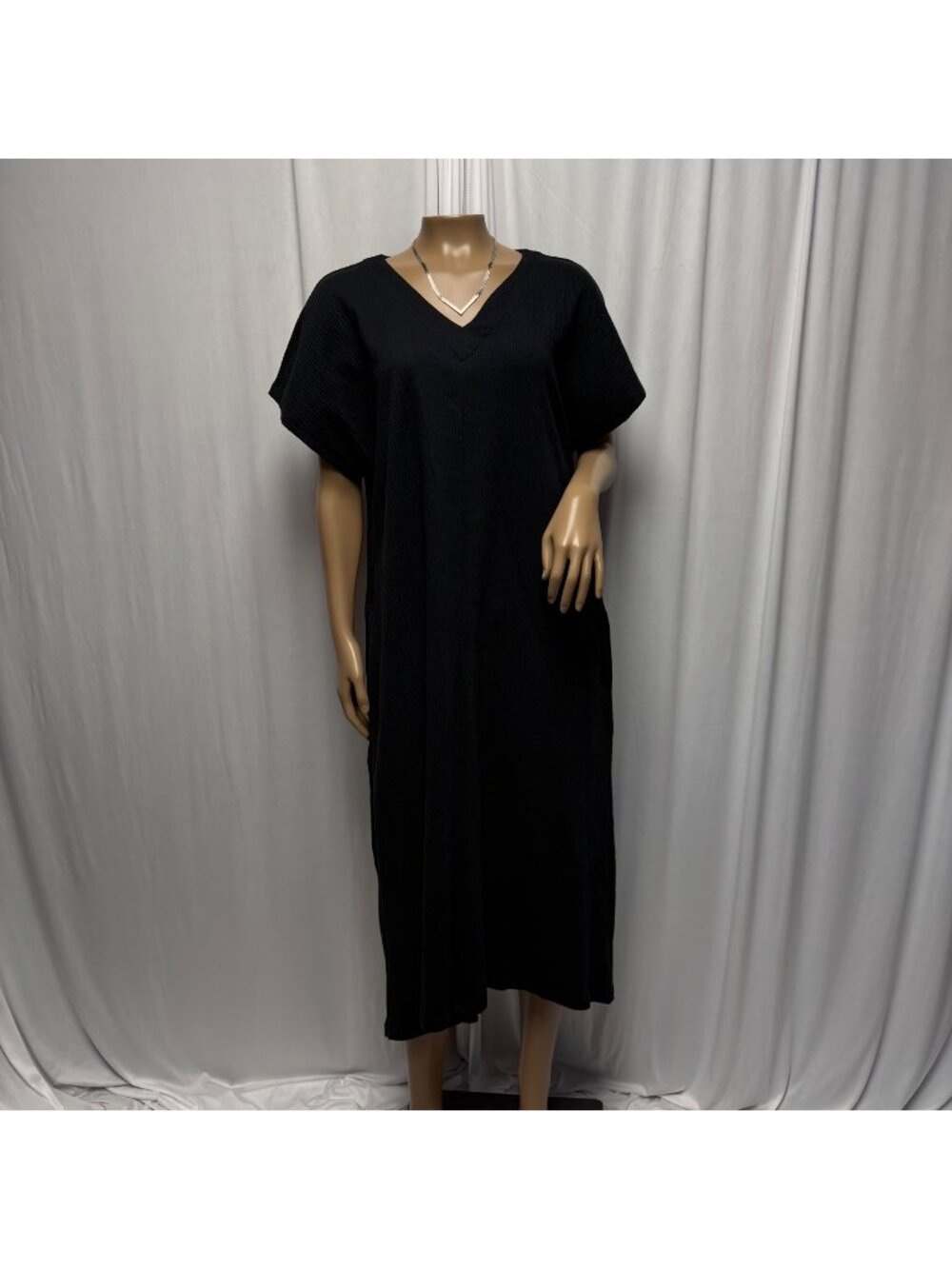 Lands End Black Textured V-Neck Short Sleeve Midi Dress Womens Size Medium Comfy